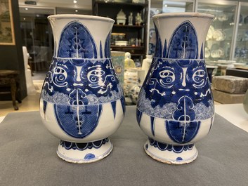 Een paar Chinese blauw-witte 'taotie' vazen, Kangxi