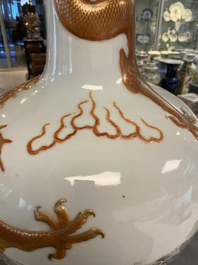 Un vase de forme 'tianqiu ping' en porcelaine de Chine famille verte &agrave; d&eacute;cor appliqu&eacute; d'un dragon et de carpes, marque de Qianlong, 19&egrave;me