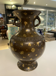 Un vase en bronze t&acirc;ch&eacute; d'or, marque de Qianlong, Qing