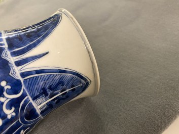 Une paire de vases en porcelaine de Chine en bleu et blanc &agrave; d&eacute;cor de taotie, Kangxi
