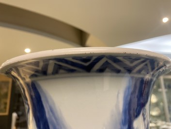 Un grand vase de forme 'gu' en porcelaine de Chine en bleu et blanc, Kangxi