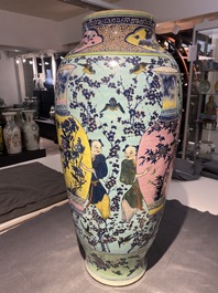Un tr&egrave;s grand vase couvert en porcelaine de Chine famille rose &agrave; fond turquoise, 19&egrave;me