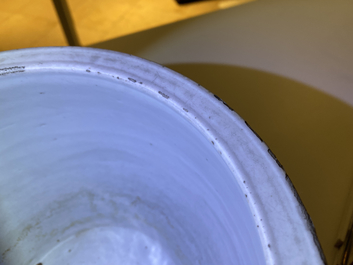 Une jardini&egrave;re en porcelaine de Chine en bleu et blanc, Kangxi