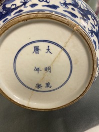 Een Chinese blauw-witte 'honderd jongens' dekseldoos, Wanli merk en periode