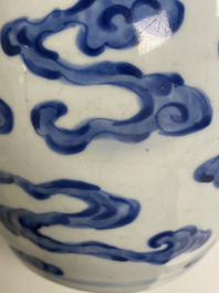 Een Chinese blauw-witte 'Bleu de Hue' vaas voor de Vietnamese markt, Kangxi
