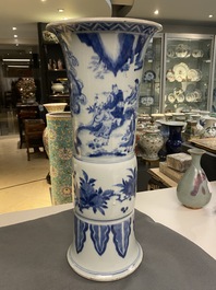 Un grand vase de forme 'gu' en porcelaine de Chine en bleu et blanc, Kangxi