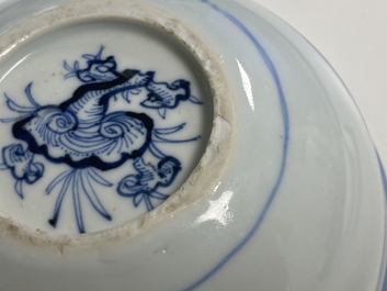 Een Chinese ondiepe blauw-witte 'Xi Xiang Ji' kom met Cui Yingying en haar moeder, Kangxi