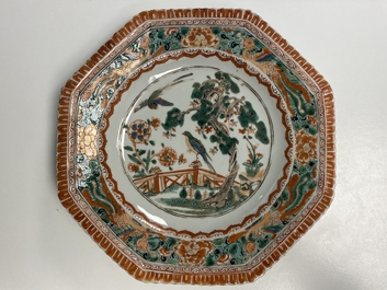 Deux plats de forme octagonale et une assiette en porcelaine de Chine famille verte, Kangxi