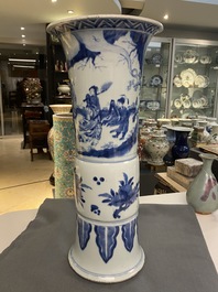 Un grand vase de forme 'gu' en porcelaine de Chine en bleu et blanc, Kangxi