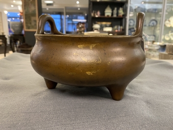 Een Chinese bronzen driepotige wierookbrander, Xuande merk, 18e eeuw