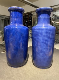 Een paar Chinese monochrome poederblauwe rouleau vazen, Kangxi