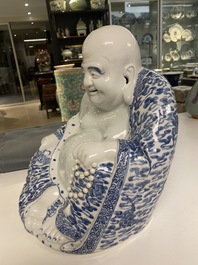 Een grote Chinese blauw-witte figuur van Boeddha, Fujian Huiguang merk, Republiek