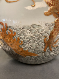 Een Chinese famille verte 'tianqiu ping' vaas met een draak en karpers, Qianlong merk, 19e eeuw