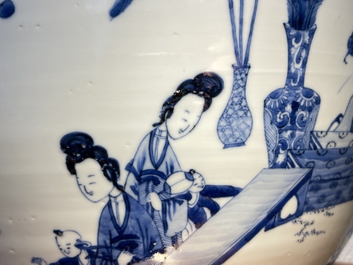 Een uitzonderlijk grote Chinese blauw-witte kom, Kangxi