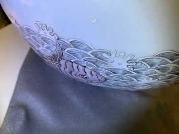 Un vase de forme 'tianqiu ping' en porcelaine de Chine famille verte &agrave; d&eacute;cor appliqu&eacute; d'un dragon et de carpes, marque de Qianlong, 19&egrave;me