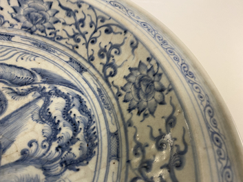 Un plat en gr&egrave;s porcelaineux d'Annam ou Vietnam &agrave; d&eacute;cor de deux oiseaux en bleu et blanc, 15&egrave;me