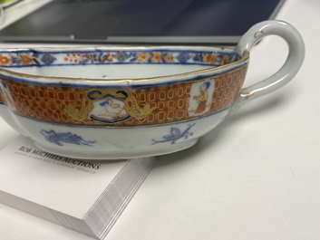Une sauci&egrave;re en porcelaine de Chine de style Imari &agrave; d&eacute;cor 'Dames au Parasol', Qianlong