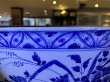 Un bol de taille exceptionelle en porcelaine de Chine en bleu et blanc, Kangxi