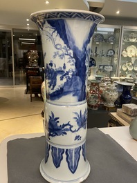 Un grand vase de forme 'gu' en porcelaine de Chine en bleu et blanc, Kangxi