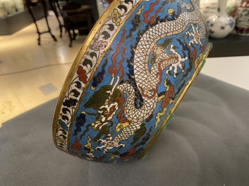 Een Chinese cloisonn&eacute; 'draken' kom, Wanli merk, 19e eeuw