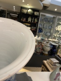Un grand vase de forme 'gu' en porcelaine de Chine en bleu et blanc, Kangxi
