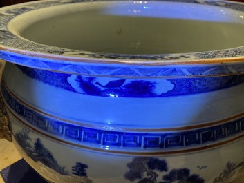 Un grand aquarium en porcelaine de Chine en bleu et blanc &agrave; d&eacute;cor de paysages, Qianlong