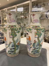 Une paire de vases de forme rouleau en porcelaine de Chine famille rose, R&eacute;publique