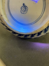 Un vase de forme bouteille en porcelaine de Chine en bleu et blanc de style Transition, Kangxi