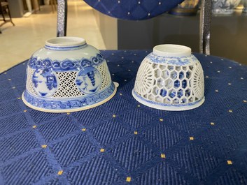 Deux bols ajour&eacute;s en porcelaine de Chine en bleu et blanc, &eacute;poque Transition et Kangxi
