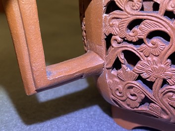 Een Chinese opengewerkte dubbelwandige Yixing steengoed theepot met deksel, Kangxi