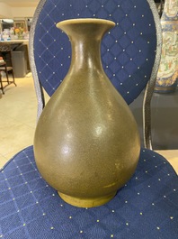Un vase de forme 'yuhuchunping' en porcelaine de Chine 'teadust' monochrome, marque et &eacute;poque de Guangxu