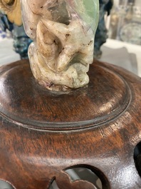 Un grand br&ucirc;le-parfum en porcelaine de Chine de type fahua sur un socle en bois et un couvercle au fretel en quartz, Ming