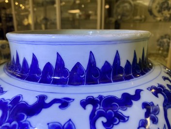 Un vase en porcelaine de Chine en bleu et blanc &agrave; d&eacute;cor de rinceaux de lotus, Kangxi