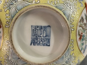 Een Chinese famille rose kom met gele sgraffito fondkleur, Daoguang merk en periode