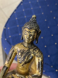 Een Sino-Tibetaanse vergulde bronzen figuur van Boeddha Shakyamuni, 17e eeuw