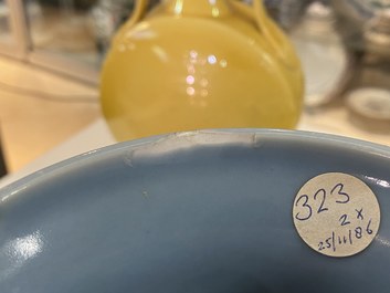 Een Chinese monochrome lavendelblauwe vaas, Qianlong merk, Republiek