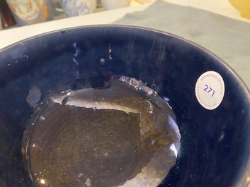 Un bol en porcelaine de Chine aubergine monochrome, marque de Wanli, 19&egrave;me