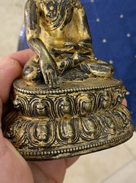 Een Sino-Tibetaanse vergulde bronzen figuur van Boeddha Shakyamuni, 17e eeuw