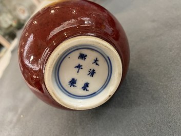 Un vase de forme bouteille en porcelaine de Chine langyao monochrome, marque de Kangxi, 19/20&egrave;me