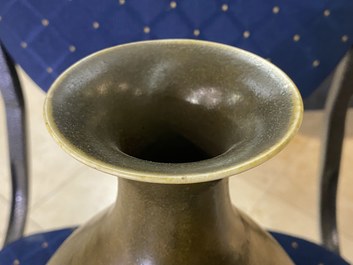 Un vase de forme 'yuhuchunping' en porcelaine de Chine 'teadust' monochrome, marque et &eacute;poque de Guangxu