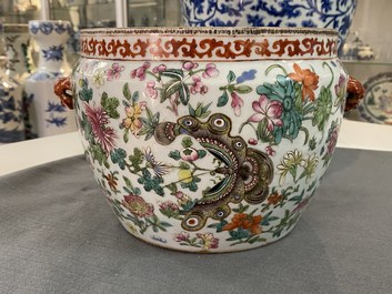 Un bol couvert de type 'kamcheng' en porcelaine de Chine famille rose &agrave; d&eacute;cor de papillons, 19&egrave;me