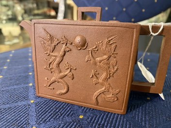 Une th&eacute;i&egrave;re de forme rectangulaire en gr&egrave;s de Yixing &agrave; d&eacute;cor de dragons, marque sigillaire, Kangxi