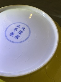 Un plat en forme de lotus en porcelaine de Chine en jaune monochrome, R&eacute;publique