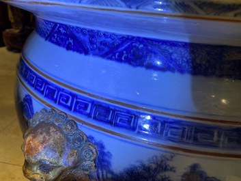 Een grote Chinese blauw-witte viskom met landschapsdecor, Qianlong