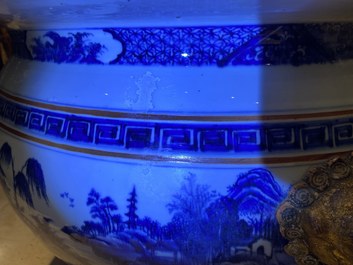 Un grand aquarium en porcelaine de Chine en bleu et blanc &agrave; d&eacute;cor de paysages, Qianlong