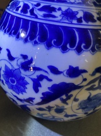 Een Chinese blauw-witte flesvormige vaas in Transitie-stijl, Kangxi