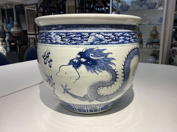 Een Chinese blauw-witte 'draken' viskom, Qianlong/Jiaqing