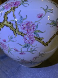 Un vase en porcelaine de Chine famille rose, marque de Hongxian, R&eacute;publique