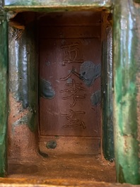 Een uitzonderlijke grote Chinese sancai-geglazuurde pagode met inscripties, gedateerd 1550, Ming