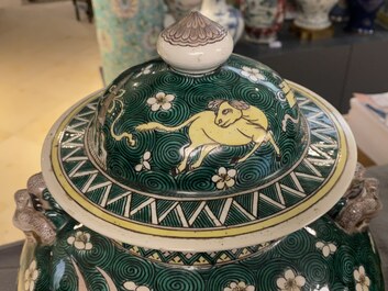 Une paire de vases couverts en porcelaine de Chine famille verte, 19&egrave;me